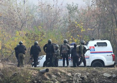 SRINAGAR INDIA NOVEMBER 10 Kasım 2024 Ordu askerleri 10 Kasım 2024 tarihinde Srinagar Hindistan 'da Nishat bölgesindeki çarpışma alanına doğru hareket etti.