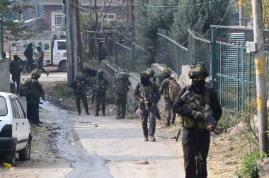 SRINAGAR INDIA NOVEMBER 10 Kasım 2024 Ordu para komandoları 10 Kasım 2024 tarihinde Srinagar Hindistan 'da Nishat bölgesindeki çarpışma bölgesine doğru hareket etti.