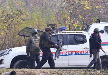 SRINAGAR INDIA NOVEMBER 10 Kasım 2024 Ordu askerleri 10 Kasım 2024 tarihinde Srinagar Hindistan 'da Nishat bölgesindeki çarpışma alanına doğru hareket etti.