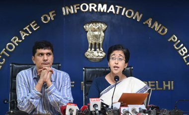 NEW DELHI INDIA 11 Kasım 2024 Atishi baş bakanı ve Sağlık Bakanı Saurabh Bhardwaj 11 Kasım 2024 tarihinde Delhi 'deki Yeni Hindistan' da Delhi Sekreterliği 'nde, Sağlık Bakanı Saurabh Bhardwaj ile birlikte bir basın toplantısı düzenledi.