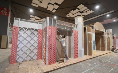 NEW DELHI INDIA NOVEMBER 11. 2024 İşçiler, Sanchit Khanna Hindustan 'ın Sanchit Khanna Hindustan tarafından 11 Kasım 2024' te Yeni Delhi 'de Hindistan Uluslararası Ticaret Fuarı' nın önünden geçerken devlet pavyonlarına son rötuşları yaparken görüldü. 