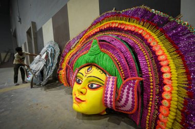 NEW DELHI INDIA NOVEMBER 11. 2024 İşçiler, Sanchit Khanna Hindustan 'ın Sanchit Khanna Hindustan tarafından 11 Kasım 2024' te Yeni Delhi 'de Hindistan Uluslararası Ticaret Fuarı' nın önünden geçerken devlet pavyonlarına son rötuşları yaparken görüldü. 