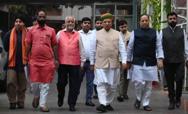 NEW DELHI INDIA NOVEMBER 11 Kasım 2024 BJP delegasyonu Arjun Ram Meghwal Arun Singh Om Pathak Sanjay Mayukh ve Shehzad Poonawalla, Hindistan Seçim Komisyonu ECI ile 11 Kasım 2024 tarihinde Nirvachan Sadan 'da görüştükten sonra ayrılıyorlar.