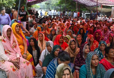 NOIDA INDIA NOVEMBER 11 Kasım 2024 Bhartiya Kisan Union çiftçileri Manch BKUM Noida Otorite ofisi önünde belirsiz bir protesto üzerine oturuyor sektör 6 'da 11 Kasım 2024 Noida Hindistan' da tüm çiftçiler talep