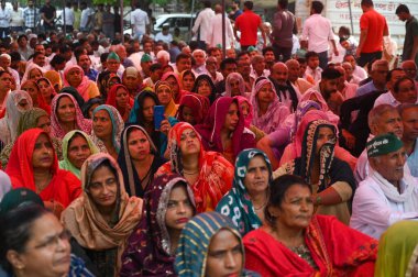 NOIDA INDIA NOVEMBER 11 Kasım 2024 Bhartiya Kisan Union çiftçileri Manch BKUM Noida Otorite ofisi önünde belirsiz bir protesto üzerine oturuyor sektör 6 'da 11 Kasım 2024 Noida Hindistan' da tüm çiftçiler talep