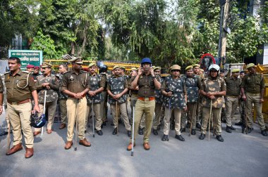 NOIDA INDIA NOVEMBER 11 2024 Police personnel during the Bhartiya kisan Union Manch BKUM farmers protest against the Noida Authority at Sector 6 on November 11 2024 in Noida India All the farmers are demanding that they be given 64 7 percent increase clipart