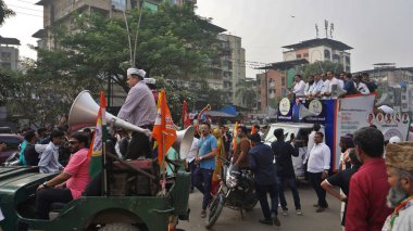 Kalwa Mumbra 'dan 11 Kasım 2024 NCP adayı Jitendra Ahwad 11 Kasım 2024 tarihinde Thane India' da Maharashtra Meclisi seçimleri için seçim kampanyası yapıyor. 