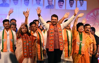 MUMBAI INDIA NOVEMBER 11 Kasım 2024 Maharashtra Genel Başkan Yardımcısı Devendra Fadnavis, Goregaon meclis seçmen adayı Vidya Thakur ve Versova meclis seçmenleri kampanyası kapsamında Jogeshwari West 'te bir halk mitinginde konuşma yaptı.