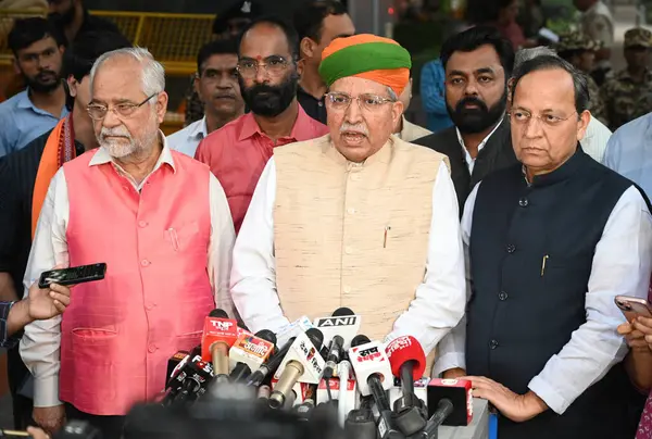 NEW DELHI INDIA NOVEMBER 11 Kasım 2024 BJP delegasyonu Arjun Ram Meghwal Arun Singh Om Pathak Sanjay Mayukh ve Shehzad Poonawalla, Hindistan Seçim Komisyonu ECI ile 11 Kasım 2024 tarihinde Nirvachan Sadan 'da görüştükten sonra ayrılıyorlar.