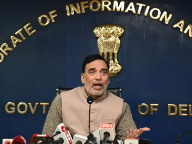 NEW DELHI INDIA NOVEMBER 12 Kasım 2024 Gopal Rai Çevre Bakanı 12 Kasım 2024 tarihinde Delhi 'de Yeni Delhi Sekreterliği' nde Kış Eylem Planı kapsamında elektrikli ısıtıcıların gece bekçilerine dağıtılmasından önce medyaya hitap etti. 
