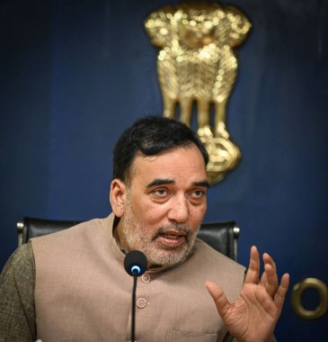 NEW DELHI INDIA NOVEMBER 12 Kasım 2024 Gopal Rai Çevre Bakanı 12 Kasım 2024 tarihinde Delhi 'de Yeni Delhi Sekreterliği' nde Kış Eylem Planı kapsamında elektrikli ısıtıcıların gece bekçilerine dağıtılmasından önce medyaya hitap etti. 