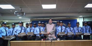NEW DELHI INDIA NOVEMBER 12 Kasım 2024 Gopal Rai Çevre Bakanı 12 Kasım 2024 tarihinde Delhi Sekreterliği Kış Eylem Planı kapsamında Elektrikli Isıtıcıları dağıtır.