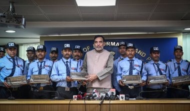 NEW DELHI INDIA NOVEMBER 12 Kasım 2024 Gopal Rai Çevre Bakanı 12 Kasım 2024 tarihinde Delhi Sekreterliği Kış Eylem Planı kapsamında Elektrikli Isıtıcıları dağıtır.