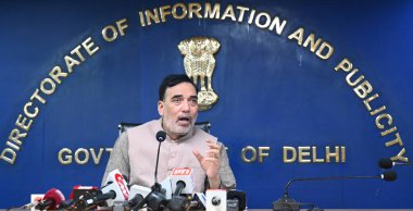 NEW DELHI INDIA NOVEMBER 12 Kasım 2024 Delhi Çevre Bakanı Gopal Rai, 12 Kasım 2024 tarihinde Yeni Delhi Hindistan 'da RWA' ya ek olarak, Delhi Sekreterliği 'ndeki Gece Bekçilerine Elektrikli Kaloriferi dağıtmadan önce basın mensuplarına seslendi.