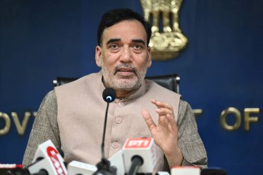 NEW DELHI INDIA NOVEMBER 12 Kasım 2024 Delhi Çevre Bakanı Gopal Rai, 12 Kasım 2024 tarihinde Yeni Delhi Hindistan 'da RWA' ya ek olarak, Delhi Sekreterliği 'ndeki Gece Bekçilerine Elektrikli Kaloriferi dağıtmadan önce basın mensuplarına seslendi.
