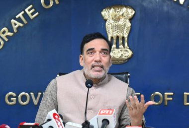 NEW DELHI INDIA NOVEMBER 12 Kasım 2024 Delhi Çevre Bakanı Gopal Rai, 12 Kasım 2024 tarihinde Yeni Delhi Hindistan 'da RWA' ya ek olarak, Delhi Sekreterliği 'ndeki Gece Bekçilerine Elektrikli Kaloriferi dağıtmadan önce basın mensuplarına seslendi.