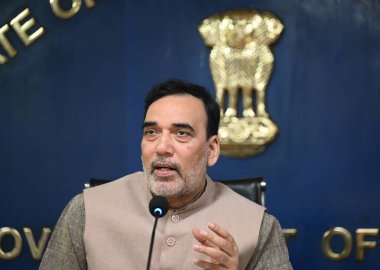 NEW DELHI INDIA NOVEMBER 12 Kasım 2024 Delhi Çevre Bakanı Gopal Rai, 12 Kasım 2024 tarihinde Yeni Delhi Hindistan 'da RWA' ya ek olarak, Delhi Sekreterliği 'ndeki Gece Bekçilerine Elektrikli Kaloriferi dağıtmadan önce basın mensuplarına seslendi.