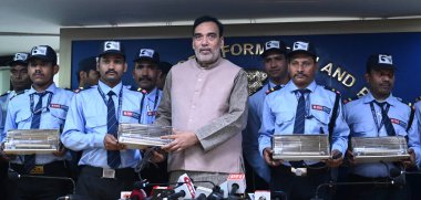NEW DELHI INDIA NOVEMBER 12 2024 Delhi Çevre Bakanı Gopal Rai 12 Kasım 2024 'te Delhi Sekreterliği' ndeki Elektrik Kaloriferi 'ni Yeni Delhi Hindistan' da 12 Kasım 2024 'te kış harekat planı altında dağıtır.
