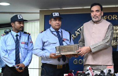 NEW DELHI INDIA NOVEMBER 12 2024 Delhi Çevre Bakanı Gopal Rai 12 Kasım 2024 'te Delhi Sekreterliği' ndeki Elektrik Kaloriferi 'ni Yeni Delhi Hindistan' da 12 Kasım 2024 'te kış harekat planı altında dağıtır.