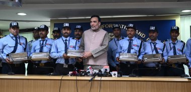 NEW DELHI INDIA NOVEMBER 12 2024 Delhi Çevre Bakanı Gopal Rai 12 Kasım 2024 'te Delhi Sekreterliği' ndeki Elektrik Kaloriferi 'ni Yeni Delhi Hindistan' da 12 Kasım 2024 'te kış harekat planı altında dağıtır.