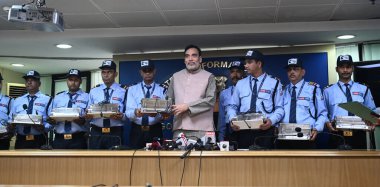 NEW DELHI INDIA NOVEMBER 12 2024 Delhi Çevre Bakanı Gopal Rai 12 Kasım 2024 'te Delhi Sekreterliği' ndeki Elektrik Kaloriferi 'ni Yeni Delhi Hindistan' da 12 Kasım 2024 'te kış harekat planı altında dağıtır.