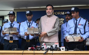 NEW DELHI INDIA NOVEMBER 12 2024 Delhi Çevre Bakanı Gopal Rai 12 Kasım 2024 'te Delhi Sekreterliği' ndeki Elektrik Kaloriferi 'ni Yeni Delhi Hindistan' da 12 Kasım 2024 'te kış harekat planı altında dağıtır.