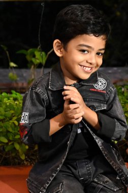 KOLKATA INDIA NOVEMBER 12. 2024 En Genç FIDE satranç oyuncusu 3 yaşındaki Anish Sarkar, 12 Kasım 2024 tarihinde Taj Bengal 'de düzenlenen 6.