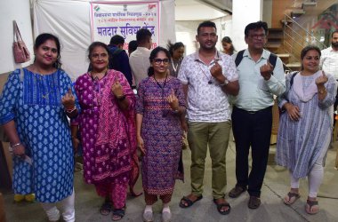 MUMBAI INDIA NOVEMBER 12 Kasım 2024 Seçim görev personeli oylarını Mahim 'deki Meclis Seçimleri öncesinde Vidhan Sabha Mumbai Güney Seçimleri öncesinde Bhushan Koyande Hindustan Tim tarafından çekilmiştir.