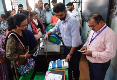 MUMBAI INDIA NOVEMBER 12 Kasım 2024 tarihinde Mumbai Hindistan 'da Bhushan Koyande' nin hazırladığı Belediye Okulu Mahim 'de yapılacak 2024 sayılı Meclis Seçimleri için Elektronik Oy Makinesi EVM ile bir eğitim oturumuna katıldı.