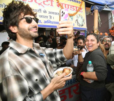 PATNA INDIA NOVEMBER 12. 2024 Bollywood oyuncusu Kartik Aryan, 12 Kasım 2024 'te Anisabad' da Bhool Bhulaiya 3 filminin tanıtımı için Litti Chokha 'yı tadıyor.