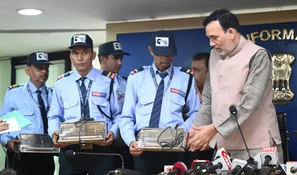 NEW DELHI INDIA NOVEMBER 12 2024 Delhi Çevre Bakanı Gopal Rai 12 Kasım 2024 'te Delhi Sekreterliği' ndeki Elektrik Kaloriferi 'ni Yeni Delhi Hindistan' da 12 Kasım 2024 'te kış harekat planı altında dağıtır.