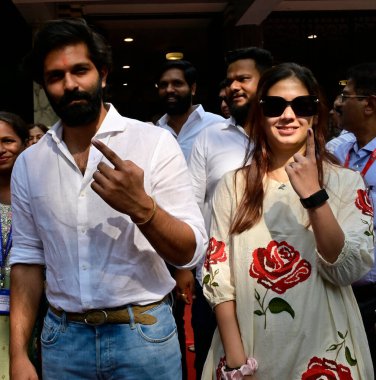 MUMBAI INDIA NOVEMBER 20 2024 MNS Candidate Amit Thackeray along with his wife shows index finger after casting his vote for State assembly elections at voting centre in Shivaji park on November 20 2024 in Mumbai India Photo by Anshuman Poyrekar Hind clipart