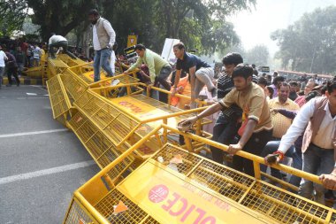 NEW DELHI INDIA NOVEMBER 21 Kasım 2024 Delhi BJP çalışanları, 21 Kasım 2024 tarihinde Yeni Delhi Hindistan 'da daha önceki bungalovunda pahalı eşyaların kullanımına karşı AAP Ulusal Kongresi ve Eski Delhi CM Arvind Kejriwal' ın konutu önünde protesto gösterisi düzenledi. 