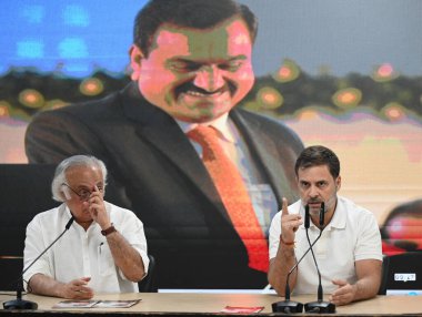 NEW DELHI INDIA NOVEMBER 21 Kasım 2024 Lok Sabha Rahul Gandhi Muhalefet Lideri ve kongre başkanı Jairam Ramesh, 21 Kasım 2024 tarihinde AICC Genel Merkezi 'nde düzenlenen Özel Kongre brifinginde basın mensuplarına seslendiler.