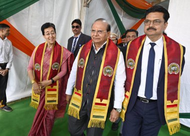 NEW DELHI INDIA NOVEMBER 22 Kasım 2024 Delhi Vali Vinai Kumar Saxena başkanı Atishi Delhi Üniversitesi Rektör Yardımcısı Yogesh Singh L ve diğerleri Indira Gandhi Delhi Kadınlar Teknik Üniversitesi 7. Toplantısı sırasında