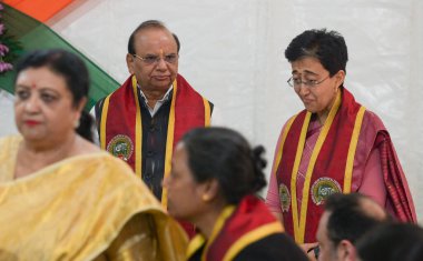 NEW DELHI INDIA NOVEMBER 22 Kasım 2024 Delhi Vali Vinai Kumar Saxena Başkanı Atishi Indira Gandhi Delhi Kadınlar Teknik Üniversitesi 7. Toplantısı sırasında 22 Kasım 2024 tarihinde Yeni Delhi Hindistan 'da Raj K 