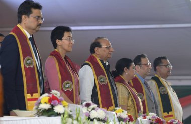 NEW DELHI INDIA NOVEMBER 22 Kasım 2024 Delhi Vali Vinai Kumar Saxena başkanı Atishi Delhi Üniversitesi Rektör Yardımcısı Yogesh Singh L ve diğerleri Indira Gandhi Delhi Kadınlar Teknik Üniversitesi 7. Toplantısı sırasında