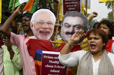 KOLKATA INDIA NOVEMBER 22 Kasım 2024 Kongre destekçileri, 22 Kasım 2024 tarihinde Kolkata Hindistan 'da yolsuzluk iddiaları nedeniyle Adani Grubu başkanı Gautam Adani' nin tutuklanmasını talep eden sloganlar attılar.
