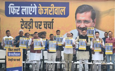 NEW DELHI INDIA NOVEMBER 22 2024 Aam Aadmi Partisi AAP Ulusal Konvansiyonu Arvind Kejriwal parti liderleri Manish Sisodia Sanjay Singh Gopal Rai Raghav chadha Satyendra Jain ve diğerleri AAP Ravi Shankar 'da Revdi Par Charcha Kampanyası başlattı 