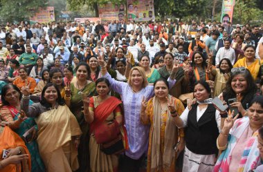 GHAZIABAD INDIA NOVEMBER 23: Gaziabad Bharatiya Janata Partisi adayı Sanjeev Sharma, 23 Kasım 2024 tarihinde Hindistan 'ın Gaziabad kentinde düzenlenen Navyug pazarında Ghaziabad' ı kazandıktan sonra parti çalışanları ile kutlama yaptı. 