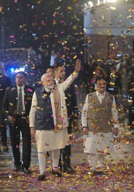 NEW DELHI INDIA NOVEMBER 23: Başbakan Narendra Modi ve BJP Başkanı JP Nadda 23 Kasım 2024 'te Yeni Delhi' deki BJP Genel Merkezi 'ne yapılan seçim sonrasında kutlamak için geldiler.