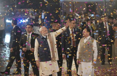 NEW DELHI INDIA NOVEMBER 23: Başbakan Narendra Modi ve BJP Başkanı JP Nadda 23 Kasım 2024 'te Yeni Delhi' deki BJP Genel Merkezi 'ne yapılan seçim sonrasında kutlamak için geldiler.