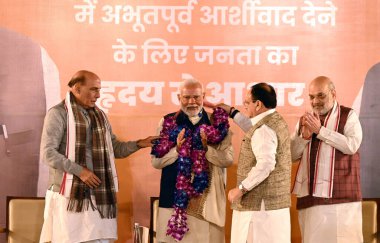 NEW DELHI INDIA 23: Başbakan Narendra Modi, Birlik Bakanları ve kıdemli BJP liderleri Rajnath Singh Amit Şah ve Birlik Bakanı ve Ulusal Parti Başkanı JP Nadda, Maharashtra 'daki partilerin zaferini kutlarken 