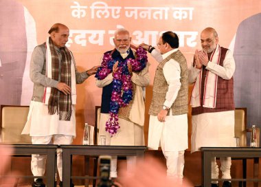 NEW DELHI INDIA 23: Başbakan Narendra Modi, Birlik Bakanları ve kıdemli BJP liderleri Rajnath Singh Amit Şah ve Birlik Bakanı ve Ulusal Parti Başkanı JP Nadda, Maharashtra 'daki partilerin zaferini kutlarken 