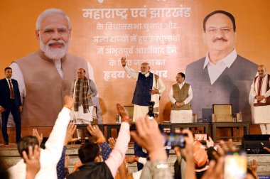 NEW DELHI INDIA 23: Başbakan Narendra Modi, Sendika Bakanları ve kıdemli BJP liderleri Rajnath Singh Amit Şah ve Birlik Bakanı ve Ulusal Parti Başkanı JP Nadda, Maharashtra Meclisi 'ndeki zaferi kutlarken