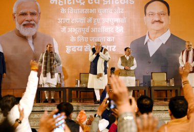 NEW DELHI INDIA 23: Başbakan Narendra Modi, Sendika Bakanları ve kıdemli BJP liderleri Rajnath Singh Amit Şah ve Birlik Bakanı ve Ulusal Parti Başkanı JP Nadda, Maharashtra Meclisi 'ndeki zaferi kutlarken