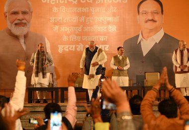 NEW DELHI INDIA 23: Başbakan Narendra Modi, Sendika Bakanları ve kıdemli BJP liderleri Rajnath Singh Amit Şah ve Birlik Bakanı ve Ulusal Parti Başkanı JP Nadda, Maharashtra Meclisi 'ndeki zaferi kutlarken