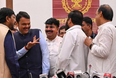 MUMBAI INDIA NOVEMBER 23: Maharashtra Genel Sekreteri Eknath Şinde Genel Başkan Yardımcısı Devendra Fadnavis ve Ajit Pawar 23 Kasım 2024 tarihinde Mumbai Hindistan 'da yapılan Maharashtra Meclis seçimlerinde zaferlerini kutladılar.
