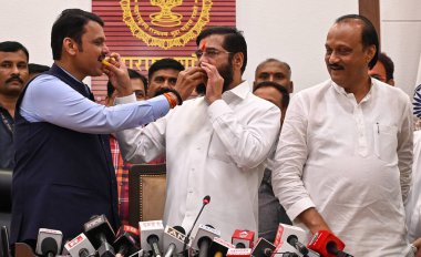 MUMBAI INDIA NOVEMBER 23: Maharashtra Genel Sekreteri Eknath Şinde Genel Başkan Yardımcısı Devendra Fadnavis ve Ajit Pawar 23 Kasım 2024 tarihinde Mumbai Hindistan 'da yapılan Maharashtra Meclis seçimlerinde zaferlerini kutladılar.