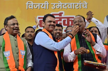 BJP liderleri Devendra Fadnavis ve BJP lideri Chandrashekar Bawankule ve Vinod Tawade, 23 Kasım 2024 'te Hindistan' da BJP ofisi Nariman Point 'te yapılan eyalet meclis seçimlerini kazandıktan sonra kutladılar.
